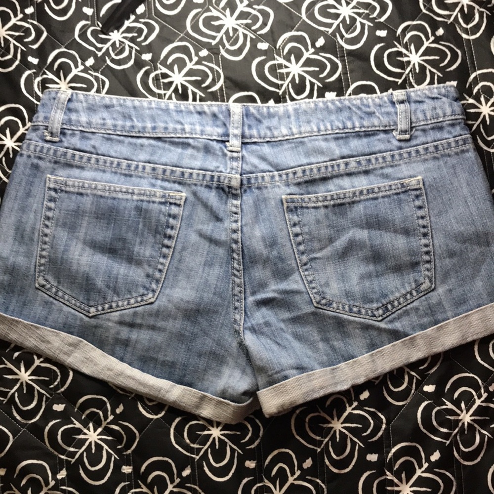 Forever 21 Denim Curvy Shorts - Picture 3 of 3